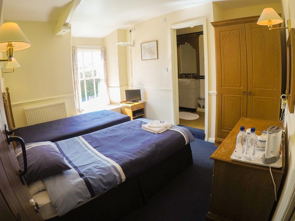 The Red Lion Hotel Lowick Green Room photo